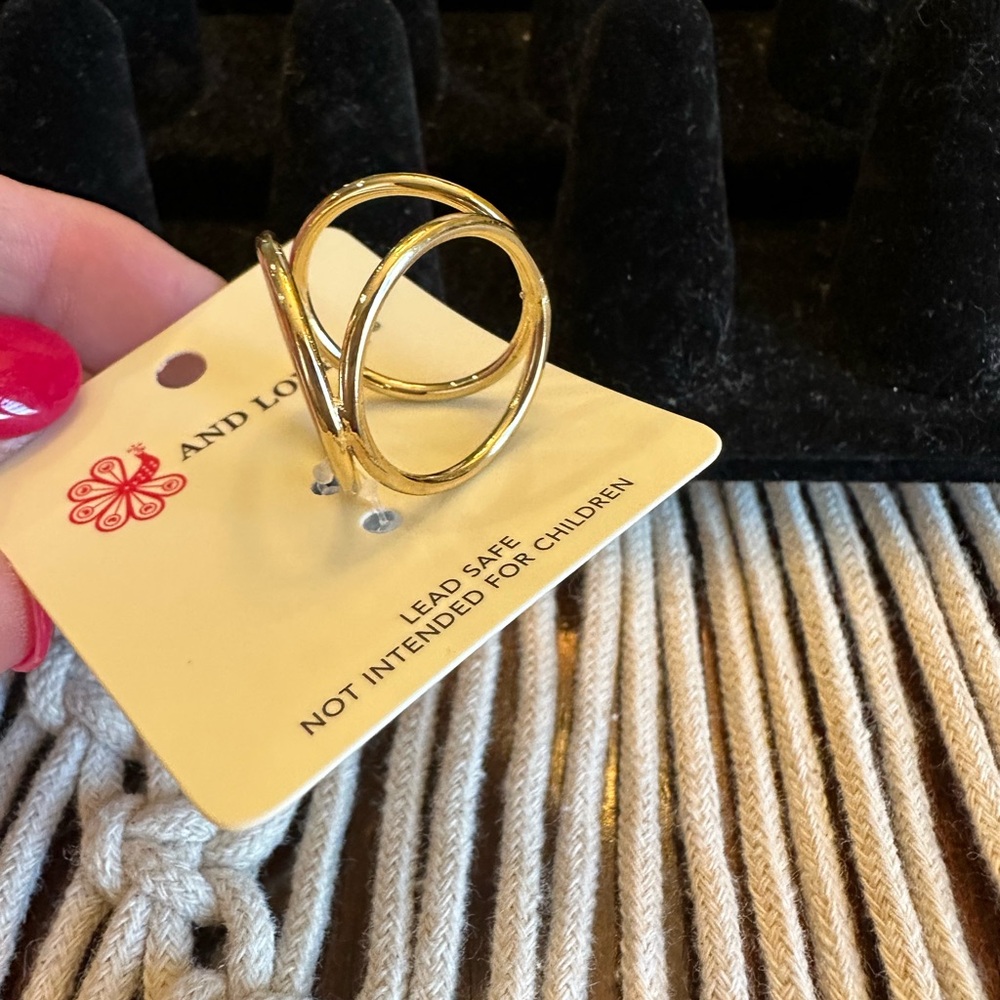 Gold-Tone Women's Ring by‎ and lovely size 7 NWT